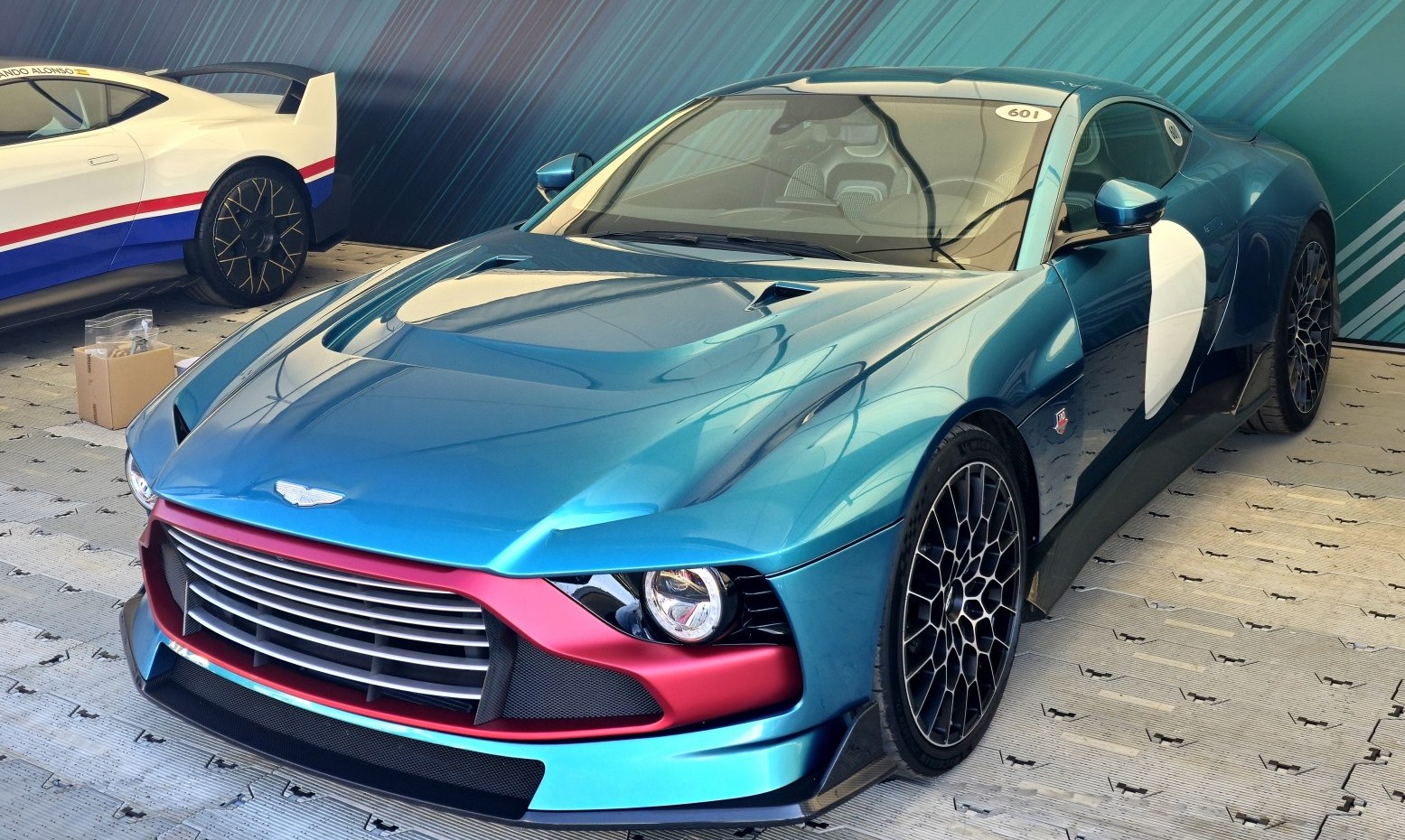 Aston Martin Valour Daten, Motoren und Verbrauch