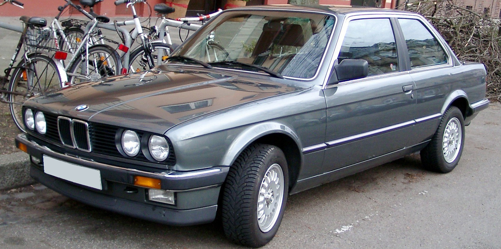 Bmw 3 Series BMW 3 Series (E21) (1982 - 1986) jenerasyonu özellikleri ve görseli