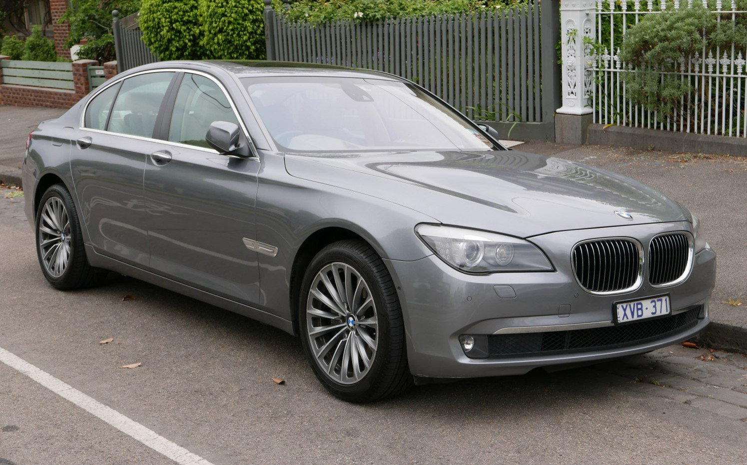 Bmw 7 Series BMW 7 Series Long (F02) (2008 - 2011) generation specs and photo