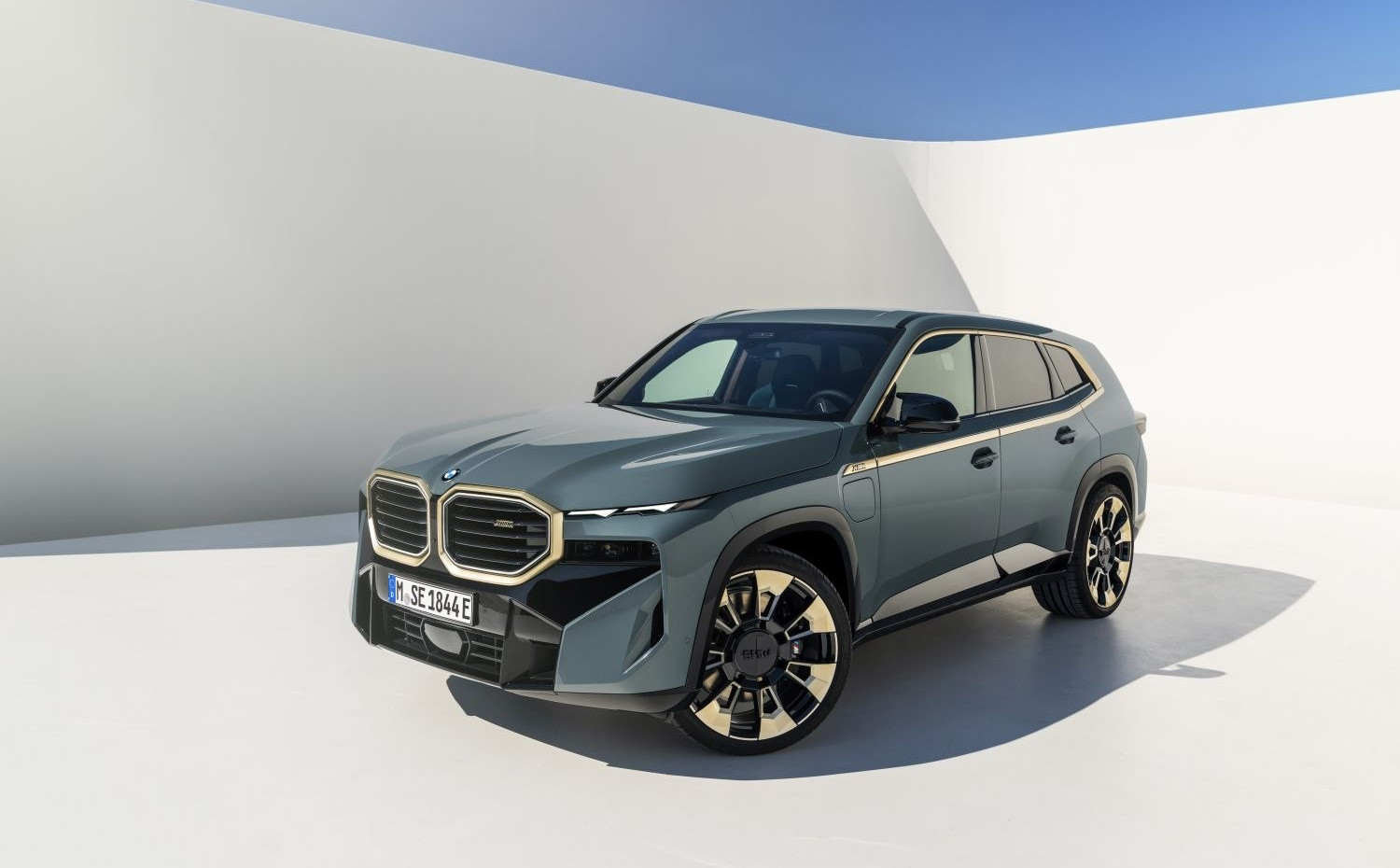 Bmw XM specs, engine options and consumption