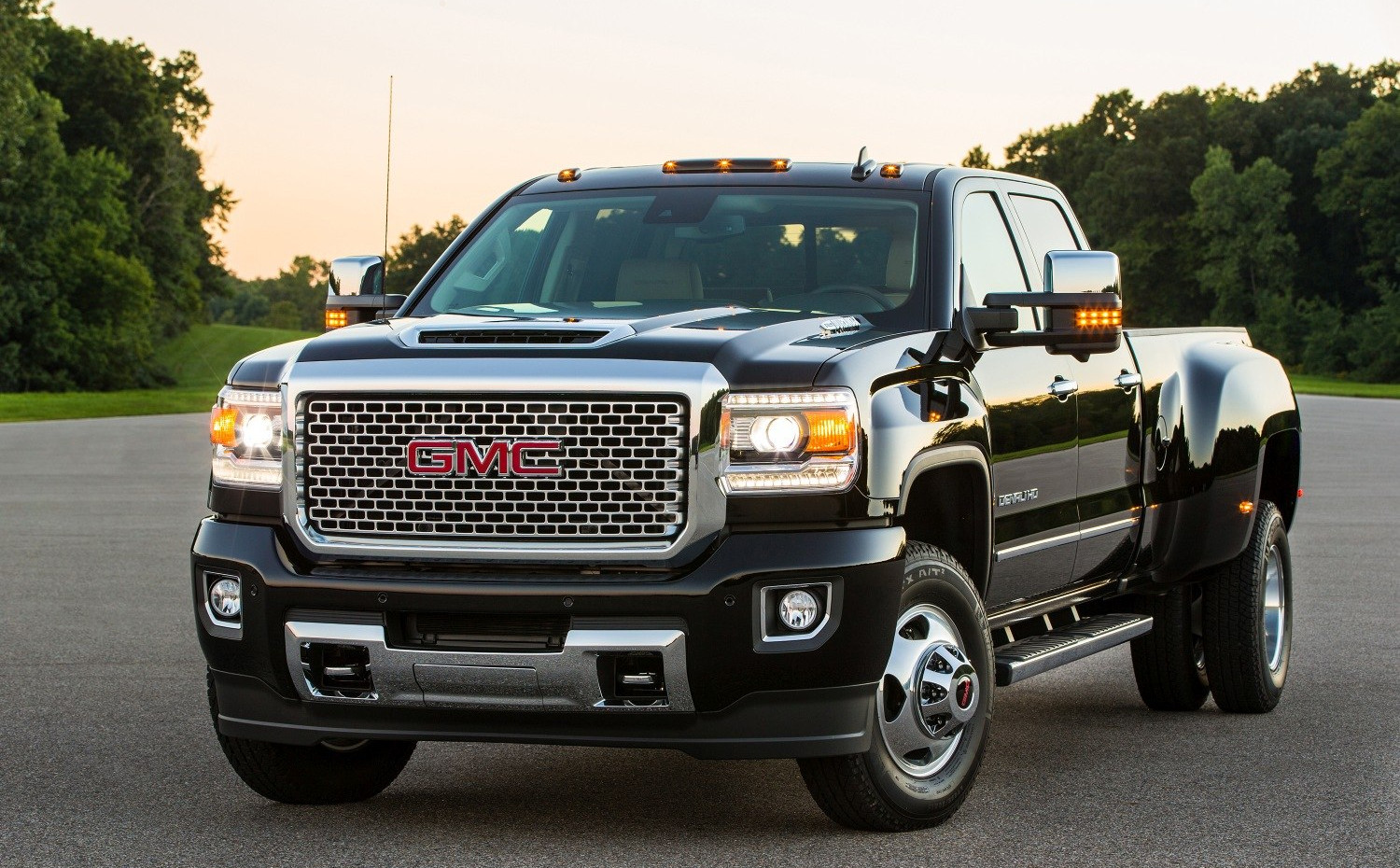 Gmc Sierra 3500HD GMC Sierra 3500HD IV (GMTK2XX) Crew Cab Standard Box (2015 - 2019) generation specs and photo