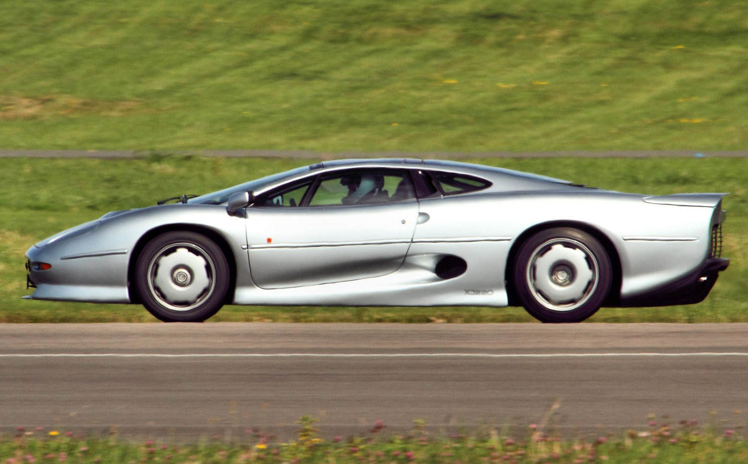 Jaguar XJ220 specs, engine options and consumption