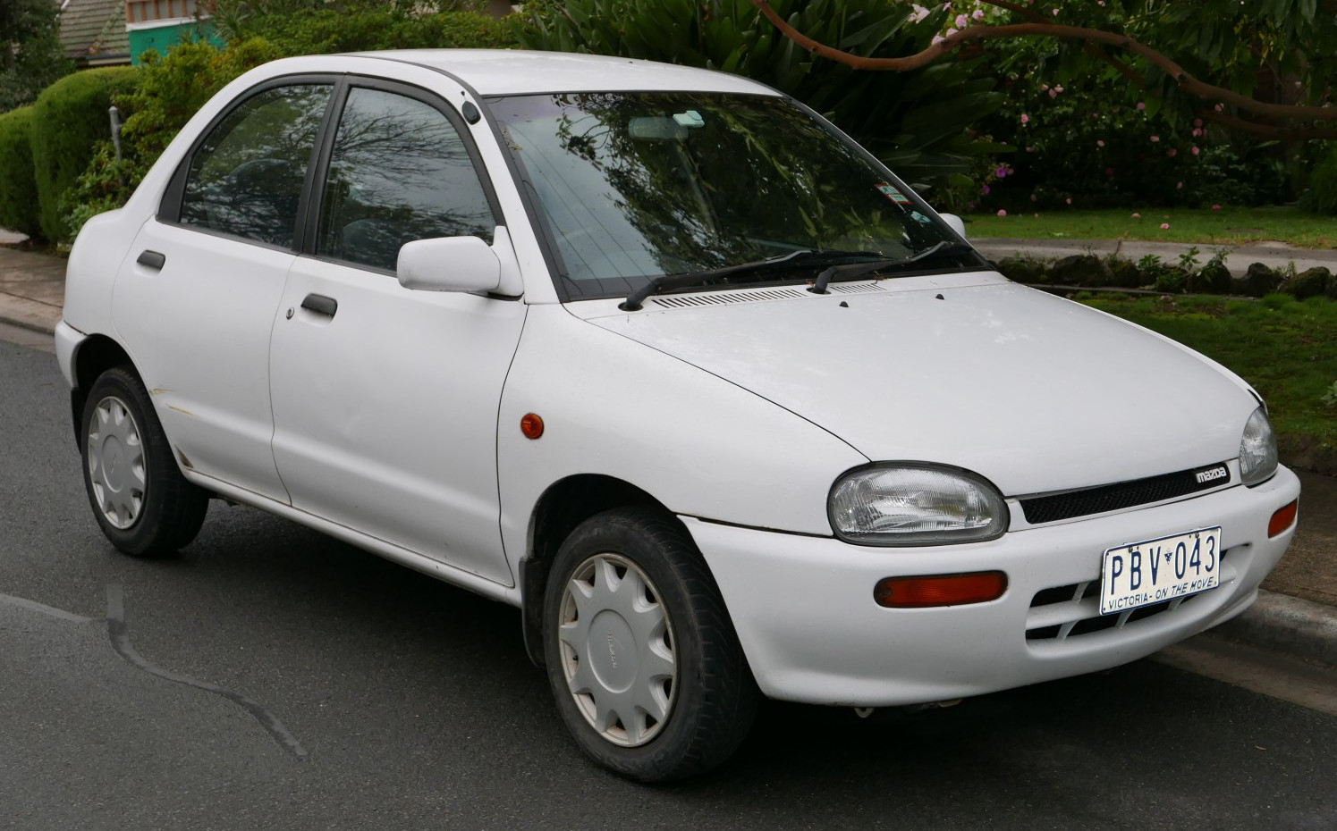 Mazda 121 specs, engine options and consumption