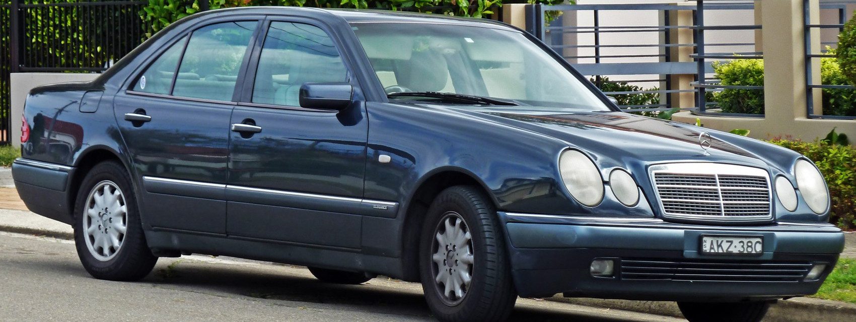 Mercedes-Benz E-class Mercedes-Benz E-class (W124) (1994 - 1999) jenerasyonu özellikleri ve görseli