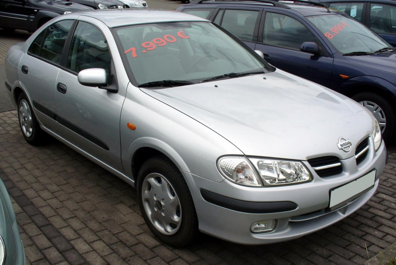 Nissan Almera Nissan Almera II Hatchback (N16) (2000 - 2003) generación especificaciones y foto