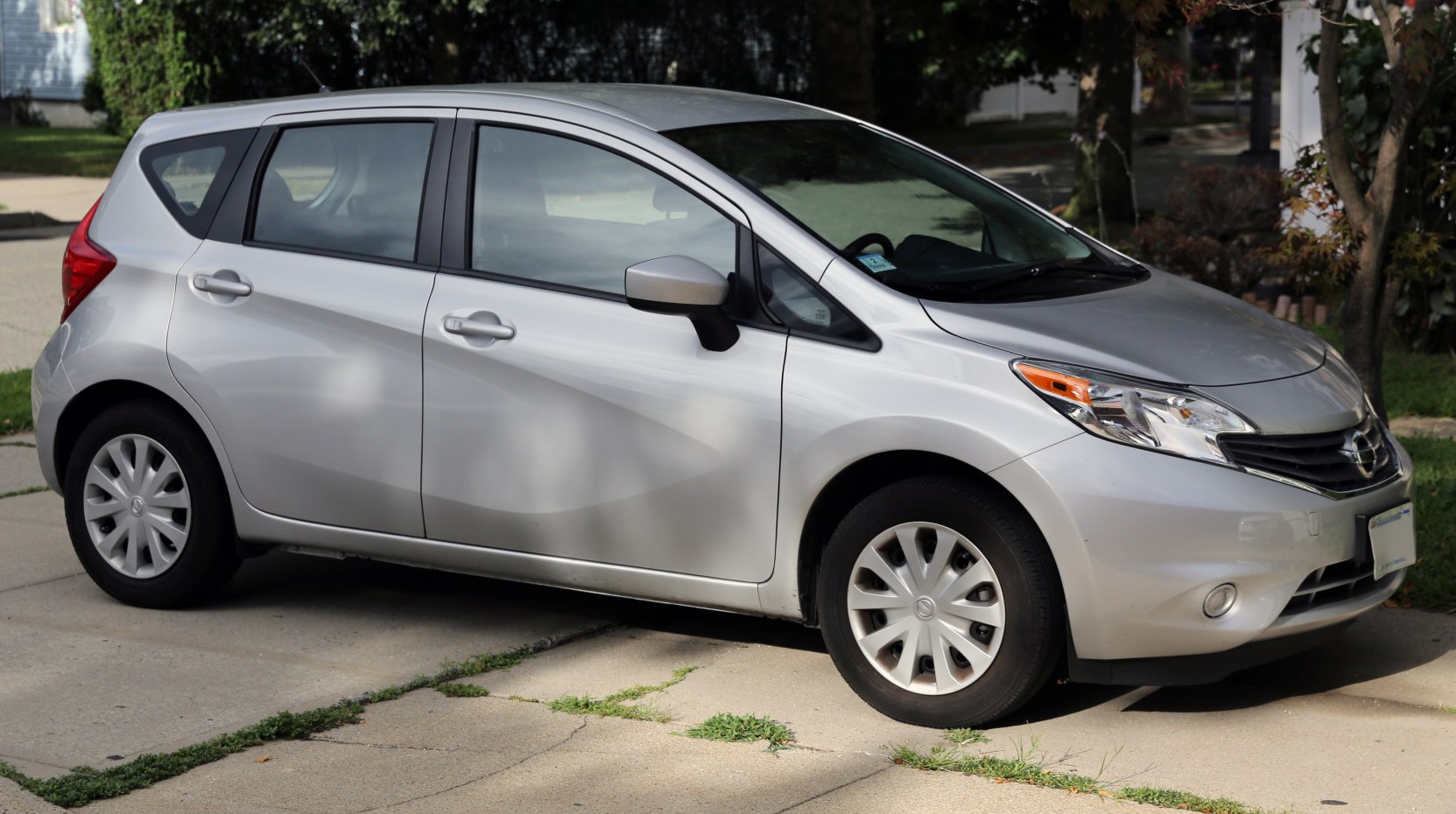 Nissan Versa Nissan Versa Hatch (2013 - 2017) jenerasyonu özellikleri ve görseli