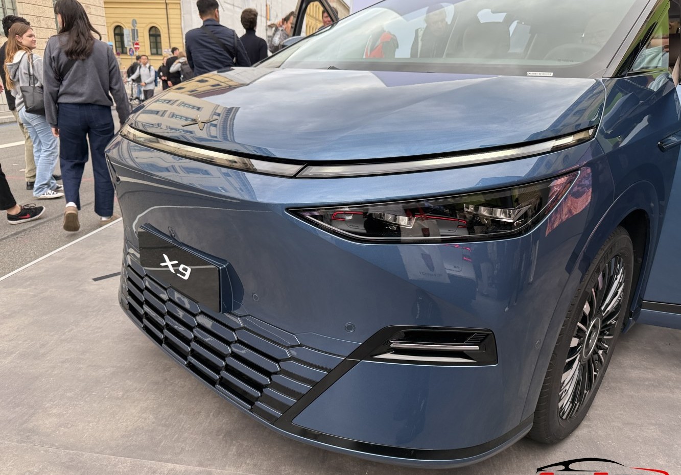 Xpeng X9 Long Range 94.8 kWh (320 Hp) Electric